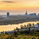Angespanntes Marktumfeld in der Bundeshauptstadt: Der Immobilienpreisspiegel 2026 weist für Wien steigende Preise in allen Segmenten aus, während Experten vor einer weiteren Angebotsverknappung warnen.