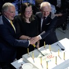 Die REMAX Convention 2026 startet mit einer starken Bilanz: Das Unternehmen blickt auf das erfolgreichste Jahr seiner Geschichte zurück. Im Mittelpunkt steht deshalb die Frage, welches Erfolgsrezept REMAX selbst in schwierigen Marktzeiten so erfolgreich macht.
 
Im Netzwerk selbst fällt die Antwort klar aus: Erfolgsentscheidend sind die enge Zusammenarbeit, eine starke Marke und Menschen, die mit großem Engagement an einem gemeinsamen Auftritt arbeiten.
 
Gerade in anspruchsvollen Marktphasen zeigt sich, wie wichtig Größe, Vertrauen und Präsenz sind. 
  
Auch technologische Entwicklungen sind längst Teil dieser Ausrichtung. Künstliche Intelligenz wird bei REMAX bereits in verschiedenen Bereichen eingesetzt. 
  
Mit dem neuen Logo setzt REMAX jetzt auch optisch ein Zeichen: moderner, klarer und stärker auf die digitale Zukunft ausgerichtet.  

Ein Rekordjahr, ein starkes Netzwerk und der klare Fokus auf die Zukunft – das ist das Erfolgsrezept von REMAX.

============================

Im Interview:
Alois Reikersdorfer, Gründer, REMAX Austria
Reinhard Götze, Immobilienmakler, REMAX Immowest
Philipp Feurstein, Bürobetreiber, REMAX Immowest
Karin Egger, Bürobetreiberin, REMAX Thermal
Dominic Grünauer, Broker, REMAX Recon 4
Dimitri Grabar, Bürobetreiber, REMAX DCI
Valentin Bauer, Head of Operations, IMMOunited
Peter Reikersdorfer, Managing Director, REMAX Austria
Thomas Heiligenbrunner, Head of Marketing & Events, REMAX Austria