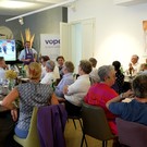 Mit dem VÖPE Chefs Dinner schafft die Vereinigung Österreichischer Projektentwickler ein besonderes Format für Austausch und Vernetzung. Zwischen Küche, Gesprächen und gemeinsamen Erlebnissen kommen Branchenvertreter, Förderpartner und Gäste zusammen.
  
Kochen bringt Menschen zusammen – und genau darum geht es bei diesem Abend: Die Teilnehmer erleben Netzwerk auf Augenhöhe, abseits klassischer Veranstaltungssituationen.
 
Kochen und Bauen folgen einem ähnlichen Prinzip: Mit den richtigen Zutaten, guter Planung und dem passenden Zusammenspiel entsteht am Ende etwas Besonderes.
 
Ob in der Küche oder in der Projektentwicklung: Zum Erfolg kommt man selten allein. Erst durch Zusammenarbeit, Austausch und gemeinsames Anpacken kann etwas wirklich Gelungenes entstehen. 

Das VÖPE Chefs Dinner zeigt: Netzwerken darf auch persönlich, kreativ und genussvoll sein. Ein Abend, der die Branche zusammenbringt – und deutlich macht, dass gute Projekte wie gute Gerichte vor allem eines brauchen: ein starkes Team.

___________________________
Im interview:

Andreas Köttl   Präsident, VÖPE 
Erwin Groess   Geschäftsführer, STRABAG Real Estate
Alexander Pawkowicz  Geschäftsführer, VÖPE
Sabine Müller   Vorständin, Wien3420 Aspern Development AG
Peter Krammer   Vorstandsvorsitzender, Swietelsky AG
Michael Baert   Advisory Board, IFA