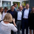 Strahlender Sommerabend in der Absberggasse in Wien-Favoriten: Beim traditionellen Kundengartenfest der PORR gibt sich das Who-is-Who aus Bau, Immobilien, Wirtschaft und Politik die Klinke in die Hand. Anlass zum Feiern gibt es reichlich – die PORR-Aktie auf Allzeithoch, der Auftragsbestand auf Rekordniveau.

Während die Branche von einer Immobilienkrise spricht, ist die PORR breiter aufgestellt als fast jeder Mitbewerber in Europa – vom leistbaren Wohnen mit eigenem System bis zu Gesundheitsbauten und Datacentern.

Was die Zusammenarbeit mit der PORR ausmacht, bringen die Gäste auf einen Nenner: Vertrauen, Verlässlichkeit und ein Team, das auch in turbulenten Zeiten liefert.

Das Kundengartenfest verbindet: ein gewachsenes Fest, das längst weit über die Immobilienwelt hinausreicht – locker und für viele ein fixer Termin im Jahr.

Volle Auftragsbücher, treue Partner und beste Stimmung – die PORR geht mit Rückenwind in den Sommer.
 

Ein Abend, der eines klarmacht: Bei der PORR überwiegen die Chancen – und die Vorfreude auf ein spannendes zweites Halbjahr.
----------------------------------------
Im Interview:
Karl-Heinz Strauss – Vorstandsvorsitzender & CEO PORR AG
Josef-Dieter Deix – COO PORR AG
Claude-Patrick Jeutter – COO PORR AG
Ulrike Haslauer - Geschäftsführerin, compact-electric
Thomas G. Winkler – CEO UBM Development AG
 Karina Schunker – Geschäftsführerin EHL Wohnen
Michael Neubauer – Geschäftsführer, NOE Immobilien Development GmbH (NID)
Simone Rongitsch – Geschäftsführerin Pocket House
Sandra Bauernfeind - Geschäftsführerin Heimat Österreich
Monika Döll - Geschäftsführerin GzG Gipsrecycling GmbH
Anton Bondi de Antoni  – Geschäftsführer Bondi Consult
Hubert Gorbach – Vizekanzler Österreich a.D.
Iris Ortner - Aufsichtsratsvorsitzende,PORR AG
 Julia Leeb - Partnerin BDO
Gerald Beck – Geschäftsführer Bundesimmobiliengesellschaft