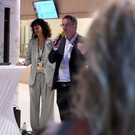 Business Breakfast in der AirportCity: Am Flughafen Wien wurde die neue Kantine für Mitarbeiterinnen und Mitarbeiter eröffnet. Sie soll die Versorgung am Standort weiter verbessern und Raum für Austausch im Arbeitsalltag bieten.

Die neue Kantine ist Teil eines größeren Versorgungskonzepts am Flughafen Wien. 

Die neue Kantine soll den Arbeitsalltag erleichtern – und die AirportCity noch attraktiver machen.

Auch in anderen Bereichen entwickelt sich die AirportCity weiter: Die Vienna Airport Conference & Innovation Centre hat eine neue Geschäftsführerin.

Neu am Flughafen ist außerdem ein Gesundheitsangebot. Im Health Center Vienna Airport wird nun eine Gen-Analyse angeboten. 

Mit neuer Kantine, starken Services und zusätzlichen Angeboten zeigt die AirportCity Wien, wie vielseitig der Flughafen als Arbeits- und Wirtschaftsstandort geworden ist.

===================================

Im Interview:
Wolfgang Scheibenpflug - Geschäftsbereichsleiter Immobilien- und Standortmanagement, Flughafen Wien
Angelika Ponecz - Geschäftsführerin, Vienna Airport Conference & Innovation Center
Georg Hirsch-Stronstorff - Managing Director, Eurest Österreich
Johanna Cetin - Leiterin Bankstelle Flughafen, Raiffeisenbank Region Schwechat
Christian Moser - Hospitality Manager, Flughafen Wien 
Katharina Schneider - CEO & Geschäftsführerin, Permedio
Andrea Winklmüller - Head of Infrastructure Facility Management, Austrian Airlines
Angelika Ponecz - Geschäftsführerin, Vienna Airport Conference & Innovation Center