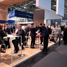 Die Expo Real ist Europas größte Immobilienmesse. 2026 erwarten die Veranstalter 1.777 Aussteller und rund 42.000 Teilnehmer. Mit von der Partie: 61 Unternehmen aus der österreichischen Immobilienbranche – von Entwicklern über Investoren bis zu Maklern. Sie nutzen die Messe, um Kapital, Partner und neue Projekte für den Heimmarkt zu finden. 
 
 Und die Stimmung? Weder Euphorie noch Schwarzmalerei, sondern Zuversicht mit klarem Blick. Aussteller berichten von Gesprächen mit mehr Substanz.
 
 Der Blick geht nach vorn, aufs Schlussquartal. Cash is King: Kapital ist vorhanden und Investoren wählen gezielt aus. Wer vorbereitet ist, schließt ab.

 Und es bewegt sich etwas: Bauträger beginnen wieder mit neuen Projekten, digitale Lösungen und Infrastruktur rücken in den Fokus.
 
 Auch Innovation hat in München ihre Bühne. Die Digital Real Estate Association (DREA) vergibt ihren Award zum dritten Mal auf der Expo Real – direkt dort, wo die Entscheider sind. Und die Resonanz ist international.
 
 Die Expo Real 2026 zeigt: Der Markt ordnet sich neu – mit neuen Partnern, neuen Projekten und neuen Chancen. 
________________
Im Interview: