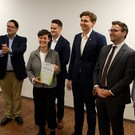 Beim IMMQU Best of Five 2026 stehen die besten Nachwuchstalente der Immobilienbranche im Mittelpunkt: Auch dieses Jahr werden herausragende wissenschaftliche Arbeiten präsentiert und ausgezeichnet. Eine Bühne für neue Ideen und besondere Leistungen.

Die Veranstaltung zeigt das Potenzial des akademischen Nachwuchses. Die präsentierten Arbeiten und die Auseinandersetzung mit aktuellen Branchenthemen stoßen auch bei den Gästen auf großes Interesse.

Hinter der Initiative steht die Unterstützung der Immobilienwirtschaft. Denn qualifizierter Nachwuchs ist entscheidend, um die Branche langfristig weiterzuentwickeln.

Für die ausgezeichneten Talente ist der Award mehr als eine Anerkennung ihrer wissenschaftlichen Leistung. 

Das „IMMQU Best of Five“ zeigt, wie wichtig die Verbindung zwischen Ausbildung und Praxis ist. Und dass die Zukunft der Immobilienbranche beim Nachwuchs beginnt.
____________________
Im Interview:
Alexander Bosak   Vorstandsvorsitzender, immQu
Frank Brün   Vorstand, immQu
Paul Zödi   Geschäftsführer, ZÖDI Immobilien
Bob Martens   Lehrgangsleiter Immobilienlehrgänge, TU Wien
Alexander Scheuch  Managing Director, Rustler Immobilientreuhand
Elia Stefan   Finalistin, Beste Masterthesis