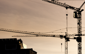 Investitionsstopp: Immobilienexperten warnen, dass der neue Mietpreisdeckel den dringend benötigten Neubau in Österreichs Ballungsräumen zum Erliegen bringt.