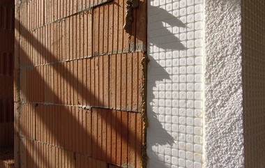 In der Wärmedämmung ist Polystyrol sehr beliebt, weil einfach zu verbauen und billig. Allerdings kann das Material zu einem Umweltproblem werden.