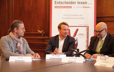 Christoph Stadlhuber erklärt den Mitdiskutanten, dass gerade bei Objekten aus den 1970er- und 1980er-Jahren besonders die Fassaden und die Haustechnik Herausforderungen sind. 