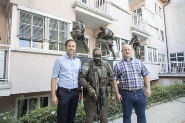 Thomas Maierhofer (Salzburg Wohnbau) und Bürgermeister Peter Harlander mit Cobra-Einsatzkräften.