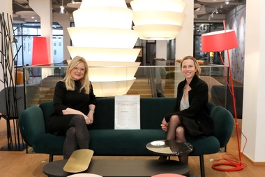 Zertifikatsübergabe: Monica Rintersbacher und Katrin Gögele-Celeda (v.l.n.r.)