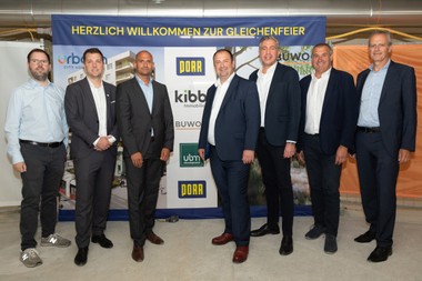 Dachgleiche: Markus Mistelbauer (Projektleiter KIBB), Thomas Auböck (Geschäftsführer KIBB), Thomas Englisch (Projektleiter Buwog), Alexander Nikolai (Bezirksvorsteher 2. Bezirk), Andreas Holler (Geschäftsführer Buwog), Herbert Weber (Bauführer Porr), Martin Schilling (Bereichsleiter Porr, NB2)