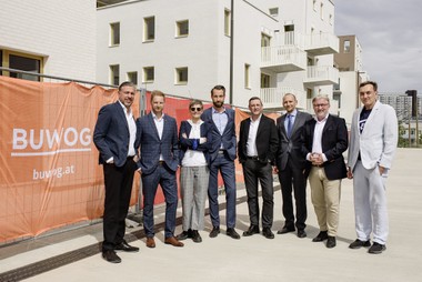 Das Projektteam der Buwog und Handler Bau gemeinsam mit den Architekten Anna Popelka (3. v.l.) und Georg Poduschka (rechts außen) bei der Gleichenfeier. © Buwog / Horst Dockal