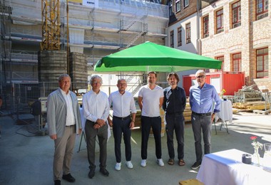  v. l. n. r.: Gerhard Wendl (JUFA Hotels), Josef Huber (Huber Invest), Bregenz‘ Bürgermeister Michael Ritsch, Lukas Schelling und Simon Metzler (Architekten) sowie Martin Summer (Rhomberg Bau). © Rhomberg Bau