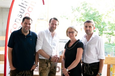 v.l.n.r. Consulting-Company-GF Georg Kammerstätter, Florian Kammerstätter, Roland Hinterreiter und Bezirksvorsteherin Michaela Schüchner (c) Consulting Company Immobilien / Philipp Schuster