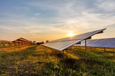 Aracari und Vestinas sollen Solarparks mit bis zu 500 Megawatt errichten © AdobeStock