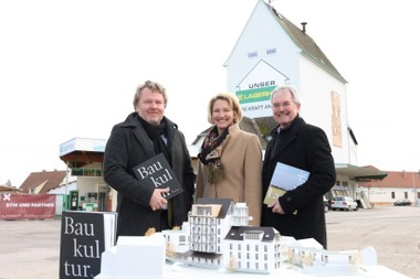 v.l.n.r.: Reinhard Stix (GF Stix + Partner), Doris Kellner (Bürgermeisterin Bernhardsthal) und Karl Wilfing (NÖ-Landtagspräsident) vor dem Bernhardsthaler Getreidesilo (c) Stix+Partner/Katharina Schiffl