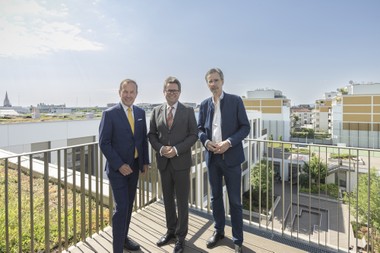Mediengespräch in der nachhaltigen Bundesschule AHS Wien West (v.l.n.r.): Geschäftsführer der BIG Wolfgang Gleissner, Bundesminister für Bildung, Wissenschaft und Forschung Martin Polaschek und Christian Kühn von der TU Wien © Markus Schieder