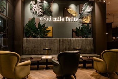 Die Lobby begrüßt die Gäste auf Irisch mit „Céad mile fáilte / Welcome a thousand times“.