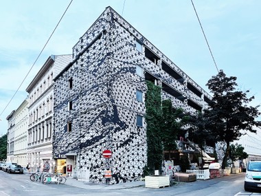 Fir Garage Grande mit dem Kunstwerk von David Reumüller