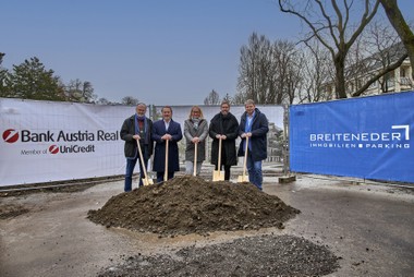on links nach rechts: Pater Mag. Otto Ledermüller, Mag. Manfred Kräftner (Geschäftsführer BIP Immobilien Development GmbH), Peter Czapek (CEO Bank Austria Real Invest Immobilien-Kapitalanlage GmbH), Georg Herbst (Malek Herbst Architekten ZT GmbH), Gerhard Maier (Swietelsky BaugesmbH)