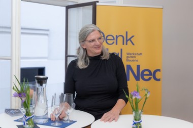 Gastgeberin Helga Noack beim Denkmal für Kenner Abend