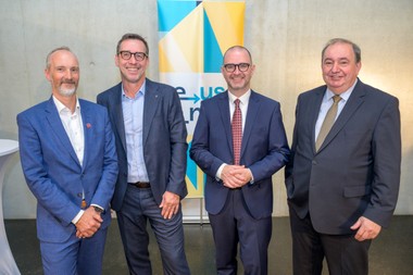 v.l.n.r.: Erwin Fahrnberger (Swietelsky), Markus Engert (Strabag), Dietmar
Prager (gf VizeBM Stadt Linz) und Erich Haider
(Linz AG) 
