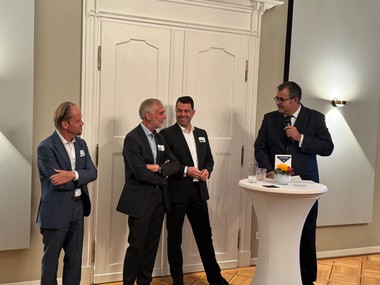 Donner und Reusche-Immobilienchef Michael Nigg (mitte links) und Apleona-Manager Gert W. Riegel (mitte rechts)