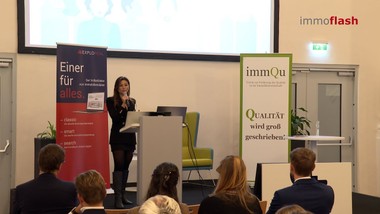 Bereits zum achten Mal findet die Verleihung der „ImmQu - Best of Five Immograduates“ statt - eine prestigeträchtige Auszeichnung, die die besten Absolventinnen und Absolventen der Immobilienuniversitäten Österreichs ehrt. 
Die vom Verein ImmQu (Verein zur Förderung der Qualität in der Immobilienwirtschaft) organisierte Veranstaltung hat sich längst zu einem wichtigen Karrieresprungbrett für junge Talente in der Immobilienwirtschaft entwickelt.

Auch in diesem Jahr bietet die Veranstaltung wieder die Gelegenheit, die zukünftigen Führungskräfte der Branche zu feiern und ihre herausragenden Leistungen zu würdigen.

Im Zentrum des heutigen Abends steht die Ehrung der fünf besten Absolvent:innen der führenden Immobilienhochschulen Österreichs.
Diese „Best of Five“ repräsentieren die Crème de la Crème des heimischen Immobiliennachwuchses.

Neben der Auszeichnung der besten Absolvent:innen wird auch die beste Masterarbeit prämiert, ein weiterer Höhepunkt des Abends.

Die Verleihung der Preise für die beste Masterarbeit und die besten Absolvent:innen der österreichischen Immobilienhochschulen zeigt die hohe Qualität und Professionalität in der Immobilienbranche.
Die diesjährigen Preisträger:innen können stolz auf ihre Leistungen sein und in eine vielversprechende Zukunft in der Immobilienwirtschaft blicken.

======================================================

Im Interview:
Alexander Bosak - Vorstandvorsitzender immQu & Geschäftsführer, Exploreal 
Frank Brün - Gründungsvorstand ImmQu & Managing Partner, phorus Management
Alexander Scheuch - Geschäftsführer, Rustler Immobilientreuhand
Bob Martens - Lehrgangsleiter, TU Wien
Rainer Altmann - Studienmanager Real Estate, Universität für Weiterbildung Krems
Martin Penz - Jahrgangsbester, FH Kufstein
Elena Berwanger - Jahrgangsbeste, FHWien WKW
Raffael Rosenmaier - Jahrgangsbester, TU Wien
Marianne Sar - Beste Masterthese 2024