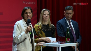 Der ÖBB-Immobilien-Cocktail findet bereits zum 19. Mal statt und ist ein wichtiger Treffpunkt für Entscheidungsträger, Investoren, Bauträger, Architekten und Fachleute aus der Bau- und Immobilienbranche.
Die ÖBB-Immobilienmanagement GmbH - ein Tochterunternehmen der Österreichischen Bundesbahnen (ÖBB) - hat sich auf die Verwaltung und Vermarktung des umfangreichen Immobilienbesitzes der ÖBB spezialisiert.
 
In Wien, Linz oder Graz wurden in den letzten Jahren zahlreiche Bahnhofsareale umgestaltet und für neue Nutzungen erschlossen. 
 
Neben Gastronomie und Einzelhandel liegt seit Anfang des Jahres ein weiterer Schwerpunkt auf medizinischen Dienstleistungen. Mit "Gesundheit am Bahnhof" errichtet die ÖBB Immobilien künftig in ganz Österreich - wo es möglich oder sinnvoll ist - Primärversorgungseinheiten (PVE) oder Ärztezentren.
 
Die ÖBB verstärken aber auch ihre Kraftwerksaktivitäten. 
Neben den bekannten Speicherkraftwerken werden nun auch PV-Anlagen auf ÖBB-Immobilien errichtet. 
 
Der ÖBB Immobilien Cocktail bietet auch heuer wieder die Möglichkeit, sich in entspannter Atmosphäre mit führenden Branchenvertretern auszutauschen - aber auch spannende Einblicke in die Zukunft des österreichischen Immobilienmarktes und wie innovative und nachhaltige Projekte der ÖBB zur Entwicklung urbaner Räume beitragen können.

=========================

Im Interview:
Claudia Brey - Geschäftsführerin, ÖBB-Immobilienmanagement 
Erich Pirkl - Geschäftsführer, ÖBB-Immobilienmanagement
Silvia Angelo - Vorständin, ÖBB-Infrastruktur