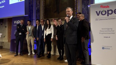 Wien, 24.10.2024

Die Herbstkonferenz mit anschließendem Herbstempfang der Vereinigung Österreichischer Projektentwickler (VÖPE) widmet sich unter dem Motto „Besser leistbar bauen - wie wir Wohnraum für morgen schaffen“ der drängenden Frage, wie die Wohnraumversorgung in Österreich gesichert und für künftige Generationen nachhaltig gestaltet werden kann.

Trotz des steigenden Bedarfs an leistbarem Wohnraum sieht sich die Branche mit Hindernissen wie hohen Baukosten, stark gestiegenen Grundstückspreisen und Kapitalmarktzinsen konfrontiert. 

Besonders spannend bei der heutigen Konferenz ist der internationale Vergleich: Annett Jura vom deutschen Bundesministerium für Wohnen, Stadtentwicklung und Bauen stellt in ihrer Keynote die Erfahrungen Deutschlands mit dem „Bündnis bezahlbarer Wohnraum" vor. 

Die in der VÖPE vertretenen Projektentwickler zeigen, dass sie verlässliche Partner der Gesellschaft sind, wenn es um die Schaffung von Wohn-, Arbeits-, Bildungs- und Freizeiträumen geht.

Die VÖPE Herbstkonferenz 2024 zeigt eindrucksvoll, dass die Schaffung von Wohnraum eine Herausforderung ist, die nur durch gemeinsames und koordiniertes Handeln gemeistert werden kann.
Politische Unterstützung und pragmatische Lösungen aus der Branche sind der Schlüssel, um den Wohnungsmarkt nachhaltig zu stabilisieren und leistbares Wohnen für kommende Generationen zu sichern.

===============================================

Im Interview:
Andreas Köttl - Präsident, VÖPE
Helmut Spiehs - Geschäftsführer, Binderholz Bausysteme
Alexander Bosak - Geschäftsführer, EXPLOREAL  
Judith Kössner - Head of Immobilien, willhaben
Annett Jura - Sektionschefin, Bundesministerium für Wohnen, Stadtentwicklung und Bauwesen
Isabella Stickler - Vorstandsvorsitzende, Alpenland
Josef Stoppacher - Geschäftsführer, Weitzer Parkett
