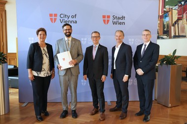 (v.l.n.r.):  Angela Lueger,  der neue Bereichsleiter für Immobilienstrategie David Vladar,, Dietmar Griebler, Bernhard Jarolim und Wolfgang Fink