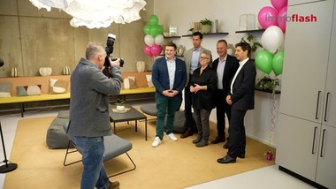 Mit der feierlichen Eröffnung des MILESTONE Vienna Erdberg in der Karl-Farkas-Gasse 14 im 3. Wiener Gemeindebezirk setzt die Raiffeisen Property Holding International (RPHI) in Kooperation mit MILESTONE Student Living neue Maßstäbe für nachhaltiges und zukunftsorientiertes Wohnen für Studierende.
Das MILESTONE Vienna Erdberg bietet insgesamt 418 komplett möblierte Apartments in verschiedenen Kategorien von Standard bis Deluxe Plus.

Das Studentenwohnheim ist Teil des 50.000 Quadratmeter großen Projekts Stadtquartier@WienArena. Hier entsteht ein moderner, zukunftsorientierter Stadtteil mit einer Mischung aus Wohn-, Büro- und Freizeitflächen.

Das Konzept MILESTONE wurde im September 2024 mit dem Coliving Award in der Kategorie „Student Coliving“ ausgezeichnet. Es kombiniert individuelle Apartments mit durchdachten Gemeinschaftsflächen und bietet ein internationales, dynamisches Umfeld.

Die Eröffnung des MILESTONE Vienna Erdberg markiert einen wichtigen Schritt in der Entwicklung moderner und nachhaltiger Wohnlösungen für Studierende. Das Projekt vereint hohen Wohnkomfort, erstklassige Lage und zukunftsweisende Technologien und setzt damit neue Maßstäbe für studentisches Wohnen in Wien. Mit dieser Vision wird das MILESTONE Vienna Erdberg zweifellos zu einer inspirierenden Homebase für Studierende aus aller Welt.
=============================

Im Interview:
Karl-Maria Pfeffer - CEO, Raiffeisen Property Holding International  
Christof Flöckner - Managing Director, MILESTONE LIVING