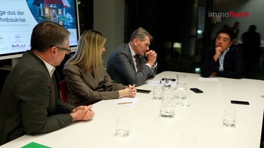Die Wohnbaukrise, von der viele Menschen in Österreich derzeit betroffen sind, steht im Mittelpunkt zahlreicher Debatten. Die Herausforderungen reichen von steigenden Baukosten, hohen Grundstückspreisen und restriktiver Kreditvergabe bis hin zu komplexen Bauvorschriften und einer unzureichenden sozialen Wohnbaupolitik.  

Damit wieder mehr gebaut wird, brauchen Unternehmen vor allem Planungssicherheit und verlässliche Rahmenbedingungen. Dazu gehört eine aktive Politik, die bürokratische Hürden abbaut, schnellere Genehmigungsverfahren ermöglicht und gezielte Fördermittel bereitstellt.

Trotz der herausfordernden Monate gibt es positive Signale: Der Markt beginnt sich langsam zu stabilisieren und erste Entwicklungen weisen in die richtige Richtung.

Die Zeichen stehen auf Aufbruch - jetzt gilt es, sie konsequent zu nutzen und den Wohnungsbau wieder in Bewegung zu bringen. Nur so kann bezahlbarer und lebenswerter Wohnraum für alle geschaffen werden.

=============================
Im Interview:

Roland Pichler - Geschäftsführer, DIE WOHNKOMPANIE
Kevin Töpfer - Geschäftsführer Immobilienmanagement, BUWOG Group
Christoph Urbanek - Rechtsanwalt & Gründer von Urbanek Law und Urbanek Finance
Karina Schunker - Geschäftsführerin, EHL Wohnen
Alexander Scheuch - Managing Director, RUSTLER Immobilientreuhand
Michael Neubauer - Geschäftsführer, NOE Immobilien Development