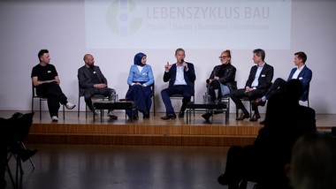 Der 14. Jahreskongress der IG Lebenszyklus Bau bringt unter dem Motto „Zukunft Lebensraum: Konzepte für Gebäude & Raum im Klimawandel“ Experten, Entscheider und Nachwuchskräfte der Bau- und Immobilienwirtschaft zusammen, um die wichtigsten Fragen zur nachhaltigen Gestaltung von Raum und Gebäuden zu diskutieren.
Klimawandel, Ressourcenknappheit und gesellschaftliche Herausforderungen erfordern neue Denkansätze und innovative Lösungen, denen sich die Teilnehmer:innen in Vorträgen, Diskussionen und Workshops widmen.
 
Die Bau- und Immobilienwirtschaft spielt eine zentrale Rolle beim Klimawandel. Jedes neue Bauprojekt, jedes sanierte Gebäude und jede Stadtentwicklung beeinflusst den ökologischen Fußabdruck.

Ein Highlight des diesjährigen Kongresses ist der Vortrag der Aktivistin und Autorin Nunu Kaller, die einen inspirierenden Einblick in die Textilindustrie gibt. Obwohl Textilien und Bauprojekte unterschiedliche Produkte sind, stehen beide Branchen vor ähnlichen Herausforderungen: Umweltschutz, faire Arbeitsbedingungen und Ressourcenknappheit.

 Die IG Lebenszyklus Bau verfolgt seit Jahren das Ziel, den gesamten Lebenszyklus von Gebäuden - von der Planung über den Bau und Betrieb bis hin zur späteren Nutzung und Sanierung - nachhaltig zu gestalten. Dies erfordert nicht nur technologische Innovationen, sondern auch neue Denkweisen und interdisziplinäre Ansätze.

Die Themen Klimaschutz, Ressourcenoptimierung und nachhaltige Entwicklung von Gebäuden sind eng miteinander verknüpft und erfordern neue Formen der Zusammenarbeit und des Wissensaustauschs.

Der 14. Jahreskongress der IG Lebenszyklus Bau ist eine Plattform für alle, die die Zukunft der Bau- und Immobilienwirtschaft nachhaltig gestalten wollen.
Mit innovativen Ideen und konkreten Umsetzungen wird der Weg zu einer klimaneutralen Bau- und Immobilienwirtschaft bereitet.
===========================================
Im Interview:
Wolfgang Kradischnig - IG Lebenszyklus Bau
Christoph Müller-Thiede - IG Lebenszyklus Bau
Gerald Beck - Geschäftsführer, BIG Bundesimmobiliengesellschaft
Nunu Kaller - Umweltaktivistin & Autorin
Esma Atak - Bauingenieurin, Generationen Dialog
Sabine Müller - Chief Innovation & Marketing Officer, Value One