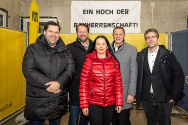 v.l.n.r.: Georg und Florian Kammerstätter (Consulting Company Immobilien), BV-Stv. Ramona Miletic und BV Thomas Steinhart, Hugo Haunold (Fa. Voitl & Co. Bau)