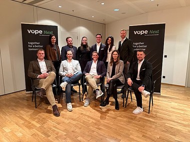 Neuer Vorstand bei VÖPE Next
vordere Reihe v.l.n.r.: Merlin Trampert, Michael Sandriesser, Lewis Probst, Medina Mujkanovic, Daniel Himmer
hintere Reihe v.l.n.r.: Michaela Fluch, Johannes Merhaut, Laura Tilly, Gabriel Kefer, Susanna Dinkic, Fabio Tramontana
