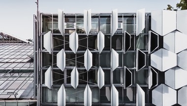 Die FlectoLine-Elemente sind an der Fassade eines Gebäudes im Botanischen Garten der Universität Freiburg installiert.