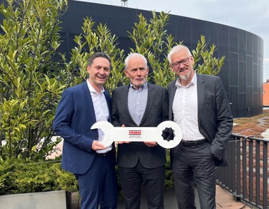 Stefan Babsch (re) und Matthias Plattner (li) begrüßen den Geschäftsführer von Instalace Praha Jaroslav Štoček in der Strabag PFS Unternehmensgruppe.