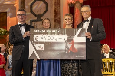 Scheckübergabe an „Caritas Socialis“, vlnr:  Klaus Rosino (CS), Manuela Seidelberger, (Roter Anker)  Veranstalterin Iris Einwaller und  Erwin Atzmüller (Raiffeisen Bank Baden)