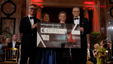 Der 19. Immobilienball 2025 steht auch heuer wieder im Zeichen des guten Zwecks: Insgesamt 45.000 Euro kommen dem „Roten Anker" der Caritas Socialis zugute.

Einen großen Beitrag dazu leisten Immobilienball-Veranstalterin Iris Einwaller und die Raiffeisenbank Baden, die den ursprünglichen Betrag der Spendenkarten großzügig aufrunden.

Neben diesem klaren Bekenntnis zur sozialen Verantwortung bietet der Immobilienball 2025 natürlich alles, was einen Wiener Traditionsball ausmacht: ein glanzvolles Ambiente und erstklassige Musik, die zum Tanzen einlädt.

Walzer, Tango oder Foxtrott? Mit welchem Tanz lässt sich die Immobilienwirtschaft am besten vergleichen?

Als besonderes Highlight rockt „Suicide Blond“, bestehend aus Mitgliedern der Immobilienbranche, das Parkett.

Neben dem Tanzparkett bietet der Immobilienball 2025 aber auch diverse Bereiche, in denen man in Ruhe mit Branchenkolleg:innen netzwerken kann.

Der Immobilienball 2025 zeigt auch heuer wieder, dass die Branche nicht nur in der Gestaltung von Wohn- und Arbeitsräumen Maßstäbe setzt, sondern auch in der Organisation unvergesslicher Events und im Engagement für Menschlichkeit.

==============

Im Interview:
Sascha Haimovici - Geschäftsführender Gesellschafter, IMMOcontract
Peter Ulm - VÖPE Vizepräsident 
Erwin Atzmüller – Raiffeisenbank Region Baden
Ellen Moll - Geschäftsführende Gesellschafterin, Dr. Moll & Punt 
Christian Meidlinger - Zweiter Präsident des Wiener Landtages 
Andreas Köttl - CEO, nxt value one
Michael Schmidt - Geschäftsführer, 3SI Immogroup
Corinna Kamper - Rennfahrerin & Dancing Star
Markus Arnold - Geschäftsführer & Gründer, Arnold Immobilien 
Elisabeth Olischar - Gemeinderätin und Landtagsabgeordnete  
Klaus Rosini - Geschäftsführer, Caritas Socialis
Bernhard Jarolim - Wiener Stadtbaudirektor
Georg Flödl - ÖVI Präsident  
Roland Schmid - Eigentümer und Geschäftsführer, IMMOunited 
Gerhild Bensch König - Obfrau, Salon Real 
Michael Pisecky - Fachgruppenobmann der Immobilien- und Vermögenstreuhänder der WKW