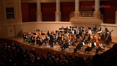 Die Verbindung zwischen klassischer Musik und der Arbeit eines Hospizes mag auf den ersten Blick ungewöhnlich erscheinen - doch verbindet beide Sphären das tiefe Anliegen, menschliche Emotionen ernst zu nehmen und Trost zu spenden. 

Besonders emotional wird es, wenn Michael Ehlmaier gemeinsam mit seinem Sohn Tobias im Orchester Platz nimmt.

Am Konzertabend wird vor versammeltem Publikum die stolze Summe von 111.050 Euro verkündet, die an das CS Hospiz Wien gespendet wird. 

EHL-CEO Michael Ehlmaier betont immer wieder den engen Zusammenhang zwischen geschäftlichem Erfolg und sozialer Verantwortung.

Ein Abend voller Emotionen, ein Orchester, das Herzen rührt, und eine stolze Spende für das CS Hospiz Wien: Das EHL Benefizkonzert 2025  bestätigt eindrucksvoll, dass die Immobilienbranche Herz und Verstand zugleich hat.

==========================

Im Interview:
Peter Gassler - KUNST HILFT
Brigitte Gassler-Nägele - KUNST HILFT
Veronika Mosich - Ärztliche Leitung, CS Hospiz Rennweg
Emmanuel Tjeknavorian - Österreichischer Dirigent & Geiger
Tobias Ehlmaier - Spielt heute Violine
Anton Holzapfel - Geschäftsführer, ÖVI   
Harald Kopertz - Geschäftsführender Gesellschafter, AURIS Immo Solutions  
Andrea Dissauer - Geschäftsführerin, PMV Immobilien Management 
Wolfgang Scheibenpflug - Geschäftsbereichsleiter Immobilien & Standortmanagement, Flughafen Wien
Michael Ehlmaier - Geschäftsführender Gesellschafter, EHL Immobilien Gruppe