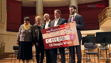 Das EHL-Benefizkonzert zugunsten des CS Hospiz Wien ist längst ein Fixpunkt im Kalender der österreichischen Immobilienwelt. Die Idee dahinter ist so einfach wie wirkungsvoll: Musik als verbindendes Element für den guten Zweck zu nutzen und damit Aufmerksamkeit und wichtige finanzielle Mittel für soziale Einrichtungen zu sammeln.

Dass eine solche Veranstaltung möglich wird, ist vor allem der Tatkraft vieler helfender Hände zu verdanken. EHL legt großen Wert darauf, das soziale Engagement nicht nur an der Spitze des Unternehmens zu verankern, sondern auch im Team.

Auch die anwesenden Vertreterinnen und Vertreter verschiedener Unternehmen nutzen die Gelegenheit, ihre Wertschätzung zum Ausdruck zu bringen.

Das EHL Benefizkonzert ist ein Konzertabend, der noch lange in Erinnerung bleiben wird und ein schönes Beispiel dafür, dass man mit Kultur und Engagement tatsächlich Welten bewegen kann.

================

Im Interview:
Michael Ehlmaier- Geschäftsführender Gesellschafter, EHL Immobilien Gruppe 
Karina Schunker - Geschäftsführerin, EHL Wohnen
Markus Mendel - Geschäftsführer, EHL Investment Consulting
Astrid Grantner-Fuchs - Geschäftsführerin, EHL Immobilien Bewertung
Franz Pöltl - Geschäftsführender Gesellschafter, EHL Investment Consulting  
Stefan Wernhart - Geschäftsführer, EHL Gewerbeimmobilien
Klemens Braunisch - Head of Real Estate Management Study Programs, FHWien der WKW 
Gerald Beck - Geschäftsführer, Bundesimmobiliengesellschaft 
Silvia Grünberger - Managing Partner, Rosam.Grünberger.Jarosch & Partner  
Stefan Artner - Geschäftsführer, DORDA Rechtsanwälte 
Marco Kohla - Managing Partner, GalCap Europe
Anja Graf - Head of Real Estate Debt AT, Empira Group