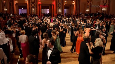 Der 19. Immobilienball 2025 in der Wiener Hofburg ist der glanzvolle Höhepunkt im Jahreskalender der österreichischen Immobilienwirtschaft. Mehr als 3.200 Gäste versammeln sich im historischen Ambiente, um eine rauschende Ballnacht zu erleben. 

Der Immobilienball beginnt traditionell mit dem VIP-Empfang.
Hier trifft sich die Prominenz vor der großen Eröffnung - zum Networking, aber auch zur Einstimmung auf eine rauschende Ballnacht.

Die feierliche Eröffnung - mit dem Einzug der versammelten Immobilienbranche - ist einer der Höhepunkte des Immobilienballs.
Das Wiener Staatsopernballett begeistert mit einer mitreißenden Darbietung. 
Michael Pisecky, Obmann der Immobilien- und Vermögenstreuhänder der Wirtschaftskammer Wien, begrüßt gemeinsam mit der Veranstalterin des Immobilienballs - epmedia-Geschäftsführerin Iris Einwaller - die zahlreichen Gäste.

In ausgelassener Ballatmosphäre geht es auf mehreren Tanzflächen nahtlos weiter: Das traditionsreiche „Ziehrer-Hofballorchester“ begeistert mit klassischen Klängen, das „Wolfgang Dorer Quartett feat. Bettina Krenosz“ und „Cremisa“ bringen jazzige Leichtigkeit in den Abend.

Bis in die frühen Morgenstunden wird in der von willhaben gesponserten Disco ausgelassen gefeiert.  Eine rauschende Ballnacht, die Business, Kultur und pure Lebensfreude auf einzigartige Weise verbindet.

===============================

Im Interview:
Maria Dreschl - Verkaufsleitung, IMMO KURIER
Peter Sittler - Gemeinderat &  Landtagsabgeordneter 
Rainer Gottwald - Leiter der Wiener Berufsrettung
Alois Reikersdorfer - RE/MAX Austria Gründer 
Karina Schunker - Geschäftsführerin, EHL Wohnen
Stefan Schmiedseder - Geschäftsführer, eurea Real Estates
Stephan Pasquali - Geschäftsführer Neubau, 3SI Immogroup
Markus Mendel - Geschäftsführer, EHL Investment Consulting
Alfred Bauer - Geschäftsführer, WALTER REAL ESTATE 
Steve Kovacic - Sales Team Manager Immobilien willhaben
Alexander Kalinka - Gründer und Geschäftsführer, Home1
Eugen Otto - Geschäftsführer, OTTO Immobilien 
Iris Einwaller - Geschäftsführende Gesellschafterin, epmedia 
Jan Philipp Schifko - Partner, KWR Karasek Wietrzyk Rechtsanwälte