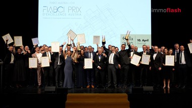 Der FIABCI Prix d’Excellence Austria rückt alle zwei Jahre zukunftsweisende Projekte ins Rampenlicht. Auch heuer zeigt sich wieder, dass der Prix eine hervorragende Plattform ist, um Innovation, Qualität und Nachhaltigkeit in der Branche sichtbar zu machen.

Ausgezeichnet werden Projekte, die nicht nur architektonisch, sondern auch im wirtschaftlichen und sozialen Kontext überzeugen. Insgesamt wurden 45 Objekte aus ganz Österreich eingereicht. Eine elfköpfige, interdisziplinär zusammengesetzte Jury hat daraus 15 Finalisten in fünf Kategorien nominiert: Wohnen, Gewerbe, Hotel und Serviced Apartments, Bauen im Bestand und Spezialimmobilien.

In der Kategorie „Wohnen“ heißt der Gewinner „Leywand. Das Wohnhochhaus“ im 2. Wiener Gemeindebezirk. Es punktet mit herausragender architektonischer Qualität und einem durchdachten Nutzungskonzept. Neben gemeinschaftlichen Freiräumen und einem öffentlichen Vorplatz setzt das Projekt ein klares Zeichen für ressourcenschonendes Bauen in die Höhe - ein gelungenes Beispiel für modernen Wohnbau.
In der Kategorie „Gewerbe“ überzeugt die Erweiterung der Firmenzentrale der Windkraft Simonsfeld in Niederösterreich. Das Projekt besticht durch eine konsequent nachhaltige Bauweise mit Stampflehm und Holzmodulbauweise. Die innovative Firmenzentrale ist ein richtungsweisendes Beispiel für ein ganzheitlich ressourcenschonendes Arbeitsumfeld.

In der Kategorie „Spezialimmobilien“ kann sich die Musikschule im Schloss Gainfarn in Bad Vöslau durchsetzen. Der gelungene Dialog zwischen historischer Bausubstanz und moderner Architektur sowie die intensive Einbindung der Bevölkerung machen dieses Projekt zu einem echten Best-Practice-Beispiel.
In der Kategorie „Hotel und Serviced Apartments“ siegt „The Hoxton" in Wien. Das denkmalgeschützte Gebäude aus den 1950er Jahren wurde behutsam revitalisiert und in ein stilvolles Hotelkonzept umgewandelt. Dabei bleibt der historische Charakter spürbar. Der öffentliche Vorplatz mit Gastronomie belebt den Standort und schafft einen Anziehungspunkt für Einheimische und Gäste.

 In der Kategorie „Bauen im Bestand“ siegt schließlich „Die Elisabethinen Wien-Mitte“. Trotz des laufenden Krankenhausbetriebes konnte eine moderne Erweiterung und Sanierung realisiert werden, die Kontinuität und spirituelle Werte mit zukunftsorientierter Gesundheitsversorgung verbindet. Ein eindrucksvolles Beispiel dafür, wie Tradition und Innovation Hand in Hand gehen können. 

Der FIABCI Prix d’Excellence Austria ist auch heuer wieder der beste Beweis dafür, wie zukunftsorientiert und kreativ die österreichische Immobilienlandschaft agiert.

Herzliche Gratulation allen Gewinnern und Finalisten. Ihre Projekte setzen Maßstäbe - und machen Mut für noch mehr Qualität und Innovation in der heimischen Bau- und Immobilienwelt!
==================

Im Interview:
Matthias Gass - Präsident der FIABCI Austria 
Georg Flödl - Präsident, ÖVI - Österreichischer Verband der Immobilienwirtschaft
Thomas Auböck - Geschäftsführer, KIBB Immobilien & Gewinner "Wohnen"   
Mikolt Piller - Projektleiterin, KIBB Immobilien
Markus Hiden - Geschäftsführer Delta Pods Architects & Gewinner "Bauen im Bestand"    
Wolfgang Gomernik - CEO, Delta Gruppe
Markus Winter - Vorstand Windkraft Simonsfeld AG & Gewinner "Gewerbe"
Christian Flammer - Bürgermeister Bad Vöslau & Gewinner "Spezialimmobilien"  
Ramon Riera Torroba - FIABCI World President in Office
Markus Kaplan - BWM Designers & Architects, Gewinner "Hotel"    
Hannes Horvath - Gründer HAND GmbH & Juryvorsitzender FIABCI Austria