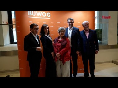 Mehr als ein Drittel der CO₂-Emissionen in der EU entfallen auf den Gebäudesektor - ein beträchtlicher Teil davon stammt aus bestehenden Gebäuden, deren Energieeffizienz oft nicht mehr dem heutigen Standard entspricht.
Bei der heutigen Podiumsdiskussion der Veranstaltungsreihe BUWOG im Gespräch dreht sich alles um nachhaltige Bestandssanierung.

Smarte Planung und innovative Tools ermöglichen dabei Lösungen, die sowohl Mieter:innen als auch Investor:innen überzeugen.

 Förderlandschaft, steuerliche Anreize und ordnungsrechtliche Vorgaben müssen dafür aber so gestaltet werden, dass sie ambitionierte Sanierungsvorhaben nicht behindern, sondern fördern.
Es bedarf daher einer intensiven Zusammenarbeit von Wirtschaft, Wissenschaft und Politik, um die ambitionierten Klimaziele auch im Gebäudesektor Realität werden zu lassen.

„BUWOG im Gespräch 2025“ bietet wieder eine Plattform, auf der nicht nur Herausforderungen benannt, sondern auch konkrete Lösungsansätze diskutiert werden. Der Fokus auf nachhaltige Bestandssanierung könnte aktueller kaum sein - schließlich liegt in der Aufwertung des Bestandes ein enormes Potenzial für eine klimaresiliente Zukunft.

==============================================================
Peter Engert                  Geschäftsführer, ÖGNI  
Markus Engerth         Unternehmensbereichsleitung & Vorstandsmitglied, STRABAG 
Ursula Schneider         Geschäftsführerin, POS sustainable Architecture
Kevin Töpfer             Geschäftsführer, BUWOG
Doris Molnar           Vorständin, Gemeinnützige Donau-Ennstaler Siedlungs-Aktiengesellschaft
Anna-Vera Deinhammer    Stiftungsprofessorin Sustainable Real Estate Developmen, FH Wien