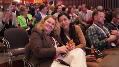 Die RE/MAX Convention 2025 fand im Design Center Linz statt und versammelte 550 Immobilienexpertinnen und -experten aus ganz Österreich. Auf dem Programm standen Vorträge, sowie die "Stars Of The Night"

Auch die Familie Reikersdorfer war vertreten und fand einen ganz besonderne Platz.


im ITV:
Bernhard Reikersdorfer
Peter Reikersdorfer
Laura Hechenberger
Karin Egger
Reinhard Götze
Oliver Haubner
Margot Clement
Markus Schwarz