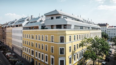 Dachlösungen in Aluminium, wie hier von Prefa, sind gut für Dachgeschoßausbauten geeignet.