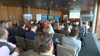 Der heimische Immobilienmarkt hat turbulente zwölf Monate hinter sich. Steigende Finanzierungskosten, ein spürbar selektiveres Käuferklientel und neue Regulierungswellen verlangen von Maklerinnen und Maklern ein Höchstmaß an Anpassungsfähigkeit. Genau hier setzt der 9. ÖVI Maklerdialog am Erste Campus an: Als kompakte „Lagebesprechung“ der Branche bietet die Veranstaltung Orientierung, Sicherheit - und konkrete Handlungsanleitungen für die nächsten Schritte.
 
Einer der heurigen Schwerpunkte: Wie die Digitalisierung die Wohnungssuche schneller und transparenter macht.
 
Ein weiterer Dauerbrenner: das Bestellerprinzip. Seit 2 Jahren müssen Mieterinnen nur noch in Ausnahmefällen eine Provision zahlen. Das hat zum einen die Einstiegshürde für Wohnungssuchende gesenkt, zum anderen zwingt es Maklerunternehmen, ihr Leistungsangebot transparenter darzustellen und Honorare klar mit Mehrwerten zu begründen.
   
Parallel zu den regulatorischen Debatten verschärft die aktuelle Rechtsprechung den Blick auf die Maklerpflichten.
 
Trotz aller Herausforderungen überwiegt bei den Maklern der Optimismus.
 
Der 9. ÖVI Maklerdialog bietet auch heuer wieder weit mehr als ein Branchenupdate. Digitale Innovation, genauere Datenanalysen und ein proaktiver Umgang mit den neuen Haftungs- und Provisionsregeln haben sich als zentrale Erfolgshebel herauskristallisiert. Die Konferenz zeigt eindrucksvoll: Wer sein Geschäftsmodell konsequent an Fakten, Technologie und Kundenbedürfnissen ausrichtet, sieht nicht nur „Licht am Ende des Tunnels", sondern gestaltet den Weg dorthin aktiv mit.

==========================
Im Interview:
Georg Flödl - Präsident, ÖVI
Karina Schunker - Geschäftsführerin, EHL Wohnen
Benedikt Stockert - Partner Immobilienrechtsteam, FSM Rechtsanwälte
Andreas Wollein - Vizepräsident, ÖVI