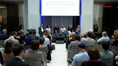 Beim IMMO FutureLab trifft sich die heimische Immobilien- und Bauindustrie, um gemeinsam einen Blick auf „Immobilien 2030“ zu werfen. Die Veranstaltung versteht sich als Thinktank und Netzwerkplattform, auf der Entwickler:innen, Finanzierer:innen, Politiker:innen und Vertreter:innen der Zivilgesellschaft darüber diskutieren, wie bezahlbare Wohn- und Lebensräume entstehen können, ohne Nachhaltigkeit oder Innovationskraft zu opfern.

Zukunftsfähiges Bauen verbindet leistbare Errichtungskosten mit niedrigen Lebenszykluskosten und einem minimalen ökologischen Fußabdruck.

Ob Single-Haushalt in der Stadt oder Mehrgenerationenfamilie am Stadtrand: Leistbares Wohnen ist ein Querschnittsthema. Die Nachfrage ist besonders drängend in Ballungsräumen, wo die Grundpreise und Baukosten seit Jahren stärker steigen als die Einkommen.

Digitale Teilhabe ist heute die vierte Grundversorgung. Ohne flächendeckendes Glasfasernetz bleiben Smart-Building-Funktionen Stückwerk, Homeoffice ist nur bedingt möglich und ländliche Räume werden weniger attraktiv.

Leistbares, klimagerechtes Bauen ist keine ferne Vision, sondern eine betriebswirtschaftliche Notwendigkeit. Wer heute die richtigen Netzwerke knüpft und Innovationen testet, sichert sich Marktchancen und gesellschaftliche Akzeptanz bis über das Jahr 2030 hinaus. Das IMMO FutureLab liefert dafür die passende Plattform.
============================================
Im Interview:
Iris Einwaller - Veranstalterin & Geschäftsführerin epmedia
Peter Engert - Geschäftsführer, ÖGNI
Wolfgang Kradischnig - CEO der DELTA AG
Gerd Pichler  - Head of Development, ARE
Paul Grassel - Geschäftsführer, IG Immobilien
Isabella Stickler - Vorstandsvorsitzende, Alpenland
Jennifer Leitner - Teamleiterin Key Account Management Immobilienwirtschaft, öGIG