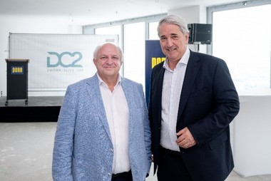 Wolfdieter Jarisch (S+B) mit dem Bezirksvorsteher für den 22. Wiener Bezirk Ernst Nevrivy bei der Gleichenfeier.