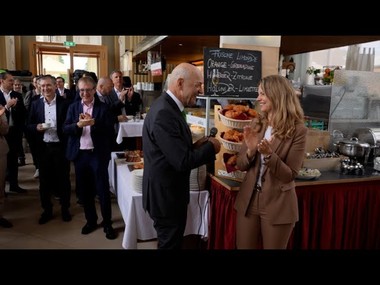 Das Gloriette-Frühstück ist der jährliche Fixpunkt der heimischen Immobilienwirtschaft.
Branchenplayer und Wegbegleiter versammeln sich auch heuer wieder auf der historischen Gloriette im Wiener Schlosspark Schönbrunn, zum gemeinsamen Austauschen und Kontakte knüpfen.

Seit Jahren gilt das Frühstück als einer der exklusivsten Treffpunkte der Szene.
Feines Catering, der unvergleichliche Blick über Wien – aber auch das spannende Netzwerken: Zwischen Kaffee und Croissants diskutieren CEOs, Projektentwicklerinnen und Investmentmanager über die aktuellen Trends in der Österreichischen Immobilienbranche.

Das Gloriette-Frühstück wird von Iris Einwaller und Gerhard Rodler von „epmedia“ bzw. dem „Cachalot Media House“ mit den Marken „Immobilien Magazin“, „Immoflash“ und „Building Times“ organisiert. Seit letztem Jahr gehört auch das Premium-Magazin „Bellevue“ dazu.

Abseits der Branchen-Insights steht das persönliche Miteinander im Mittelpunkt. Ob bei einem Gläschen Sekt unter den Säulen der Gloriette oder während der obligaten Gruppenfotos: Die Atmosphäre bleibt entspannt, fast familiär – und erinnert daran, dass Geschäfte in der Immobilienwelt noch immer von Menschen gemacht werden.
Mit diesem Morgen hat die Immobiliencommunity einmal mehr bewiesen, dass Tradition und Innovation kein Widerspruch sein müssen – solange der Blick weit genug reicht.

===============================================
Im Interview:
Iris Einwaller - Geschäftsführerin, Cachalot Media House
Alois Reikersdorfer - Founder, RE/MAX Austria
Bojan Gabelic - Geschäftsführer, PipeSan
Andreas Ridder - Managing Director, CBRE Austria
Valentin Bauer - Head of Operations | Chief Expansion Officer, IMMOunited
Judith Kössner - Head of Immobilien, willhaben
Karina Schunker - Geschäftsführerin, EHL Wohnen
Michael Ehlmaier - Geschäftsführender Gesellschafter, EHL Immobilien 
Rudolf Donner - Geschäftsführer, Uponor Austria
Christiane Erten - Geschäftsführerin, Akustik Buch
Stephan Pasquali - Geschäftsführer Neubau, 3SI Immogroup
Jürgen Marksteiner - Geschäftsführer, OBO Bettermann
Christian Hofer - Geschäftsführer, Hoval Österreich 
Christian Buchbauer - Leiter Marketing & Technical Pre-Sales, Vaillant Group Austria