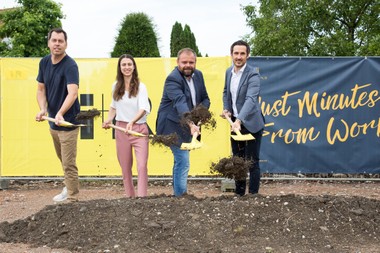Der Spatenstich für das Markthaus ist erfolgt (von links): Thomas Gabriel (Gründer & Geschäftsleitung PIZ), Julia Hammerer (Geschäftsleitung PIZ), Markus Fäßler (Bürgermeister Stadt Dornbirn) und Mario Bischof (Geschäftsleitung i+R Industrie- & Gewerbebau).
